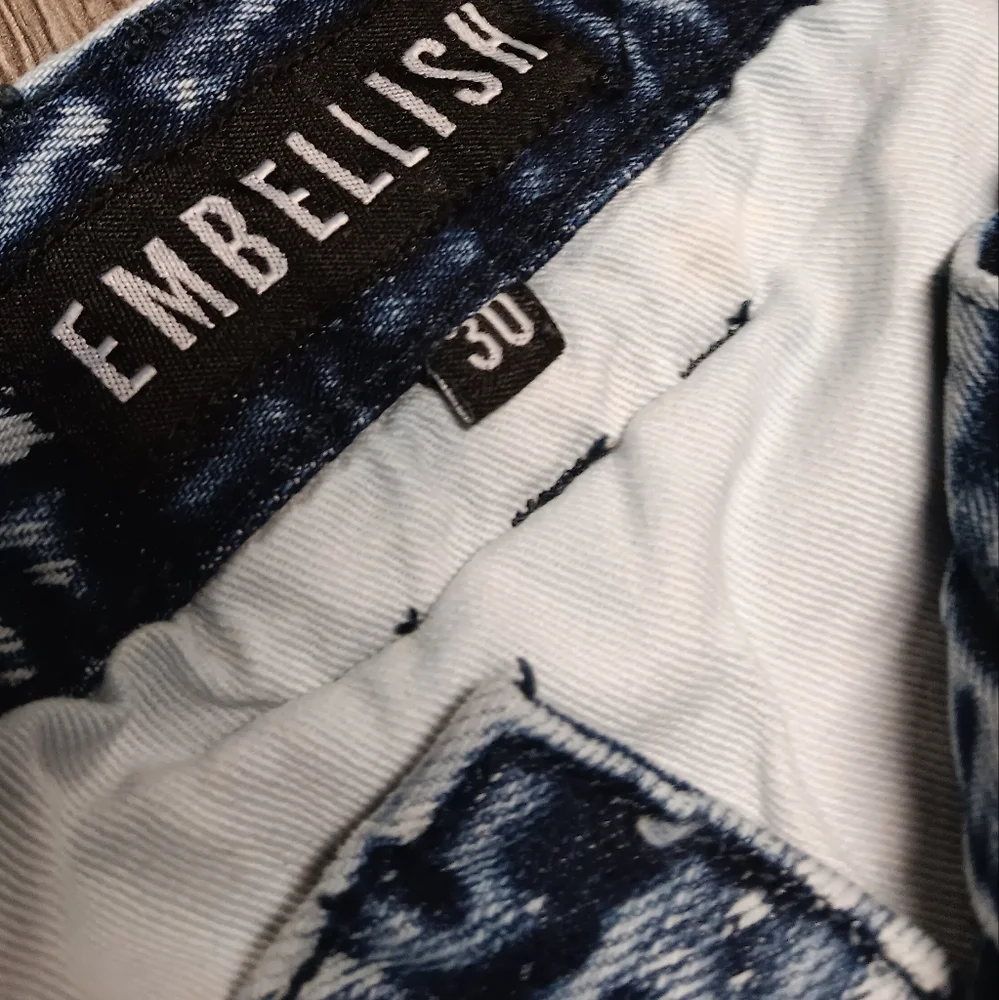 EMBELLISH MEN'S SIZE 30×32.5 CLASSIC ACID WASHED JEANS.